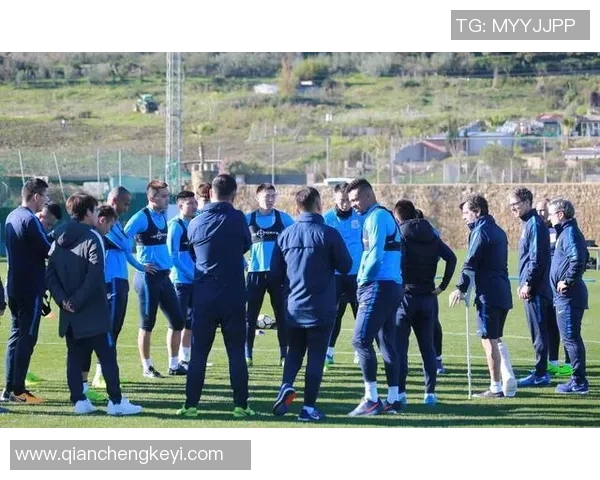 体重180斤的足球明星如何在赛场上展现超强实力与风采